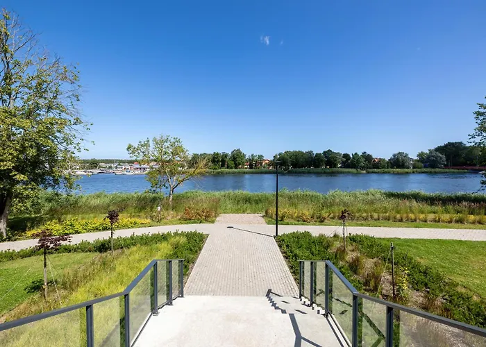 Dziwna River Z Frontowym Widokiem Na Rzeke I Basenem Epapartamenty アパート