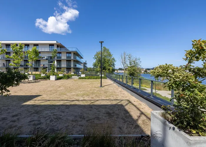 Dziwna River Z Frontowym Widokiem Na Rzeke I Basenem Epapartamenty アパート *