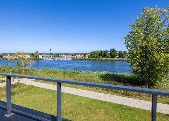 Dziwna River Z Frontowym Widokiem Na Rzeke I Basenem Epapartamenty アパート *