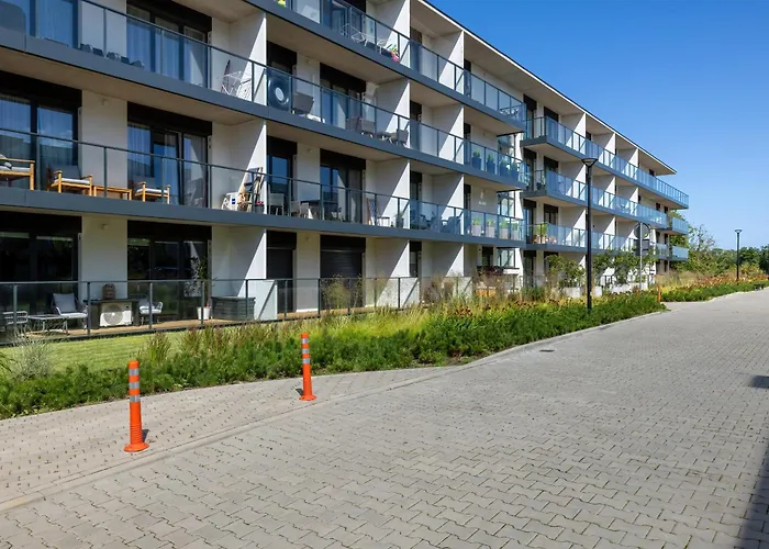 Dziwna River Z Frontowym Widokiem Na Rzeke I Basenem Epapartamenty アパート